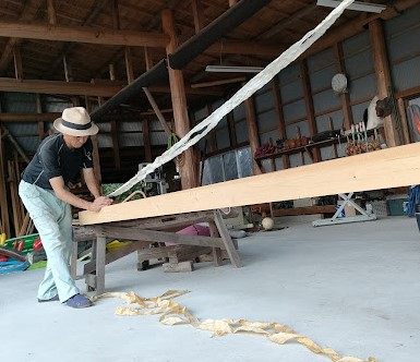 かんなをかける、うねさき建設の大工